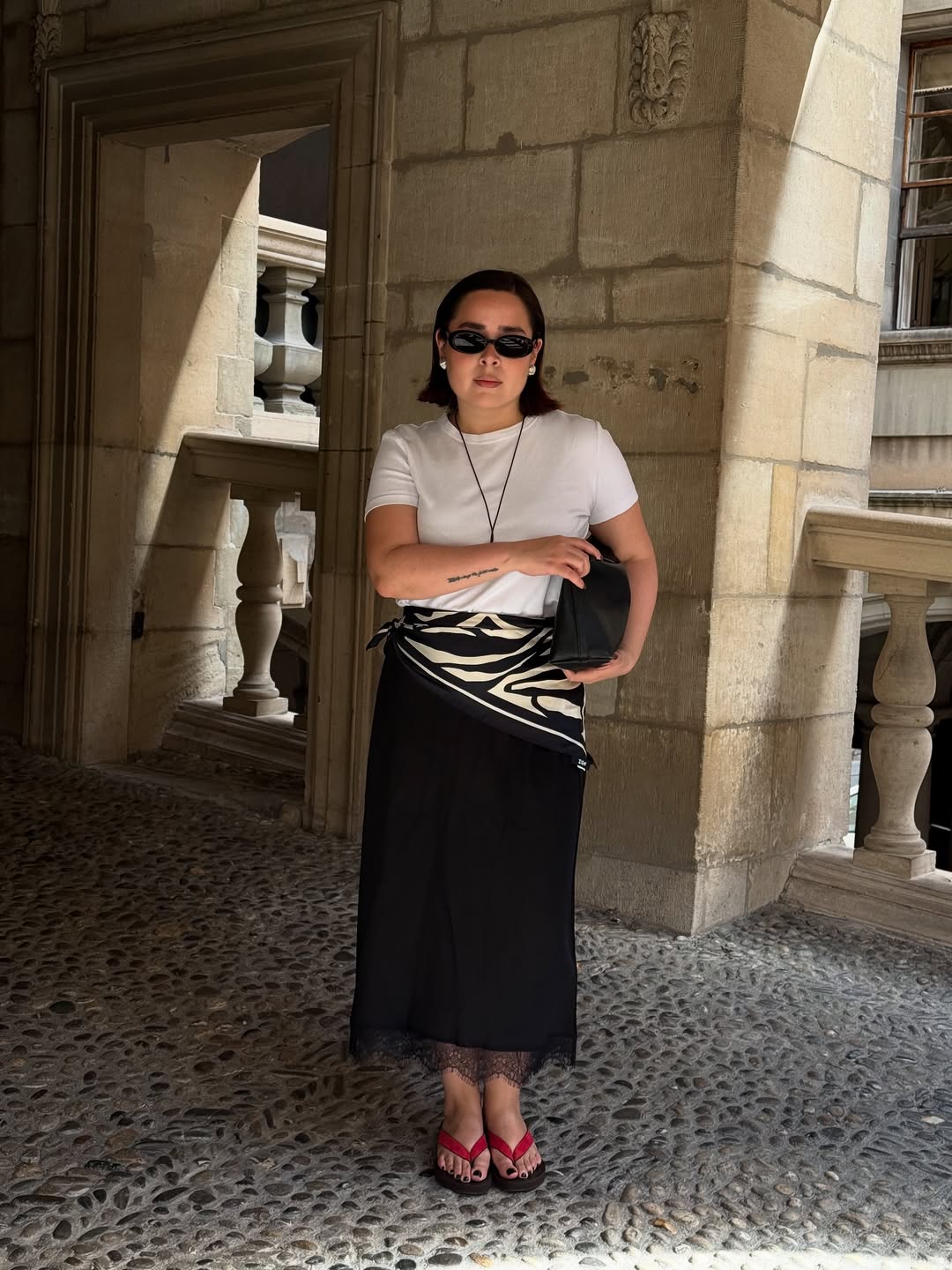 @indiraci wears red sandals