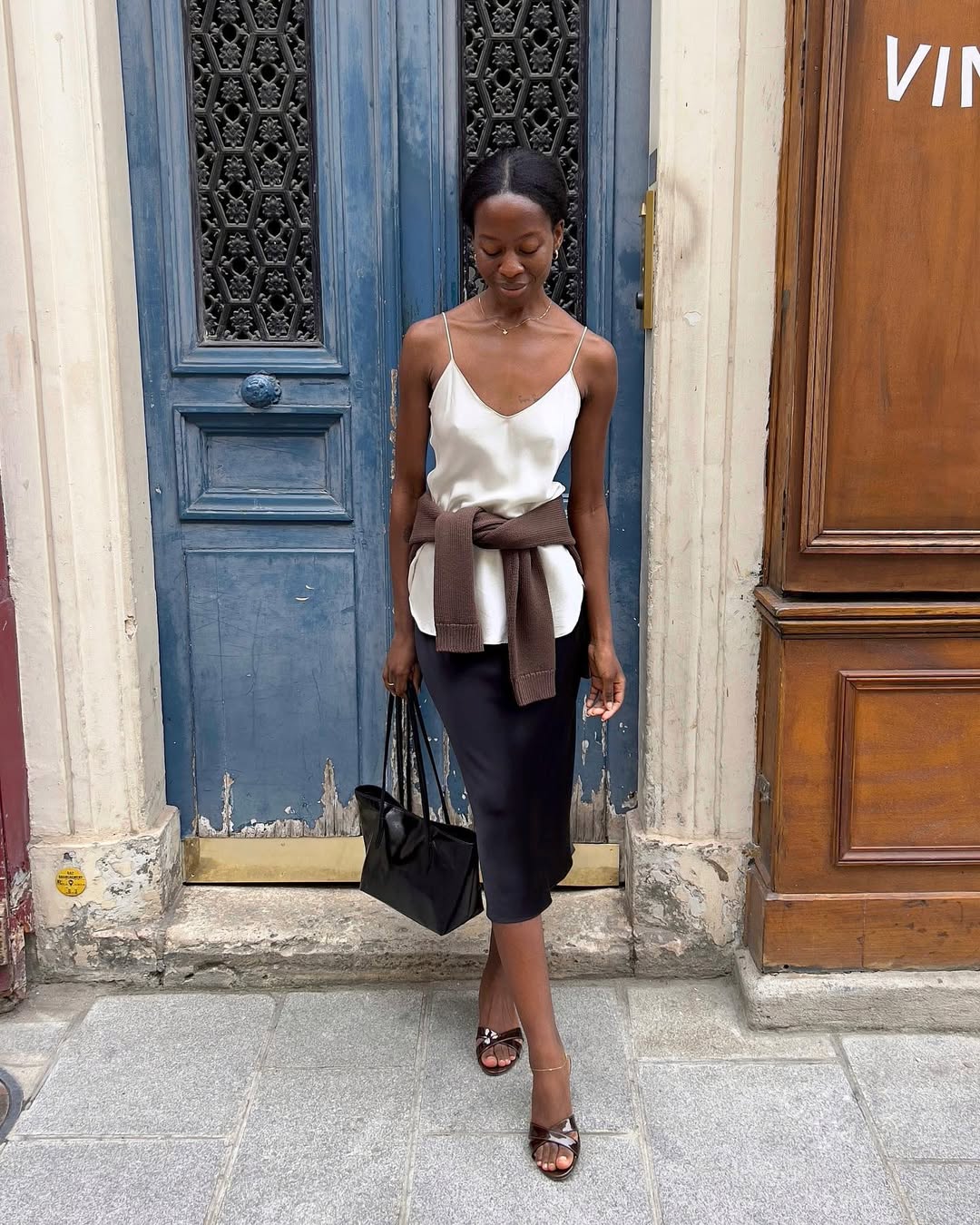 @sylviemus_ wears chocolate brown sandals