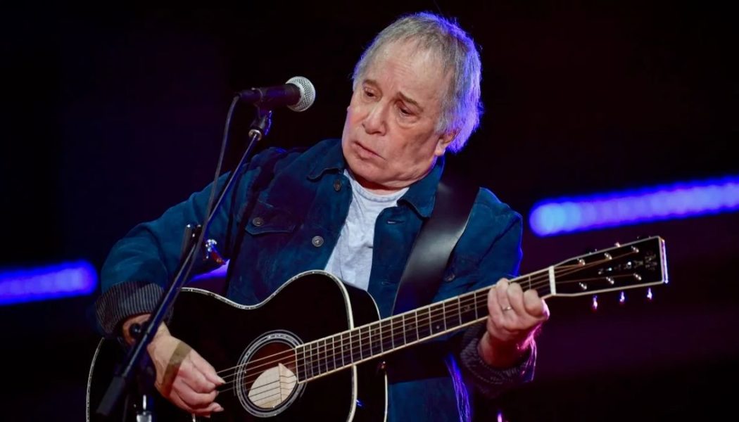 Paul Simon Performs "Kodachrome" After Fan Offers Him $20