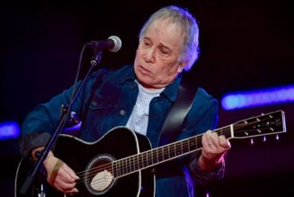 Paul Simon Performs "Kodachrome" After Fan Offers Him $20
