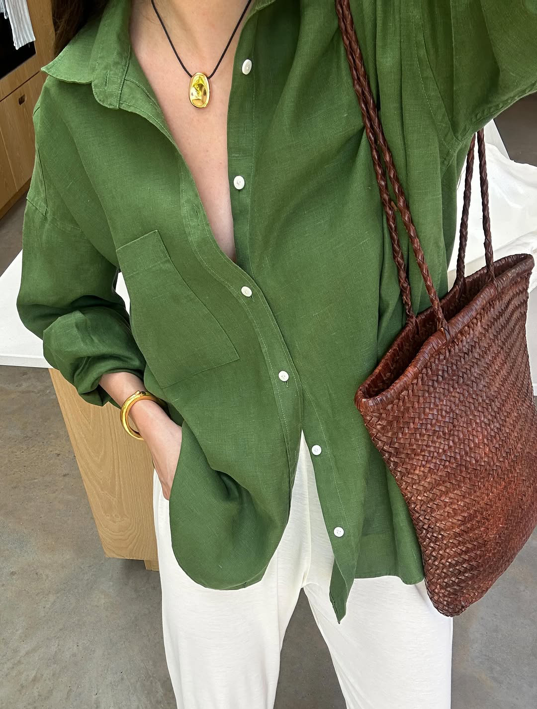 @theannaedit wears a green shirt with white trousers