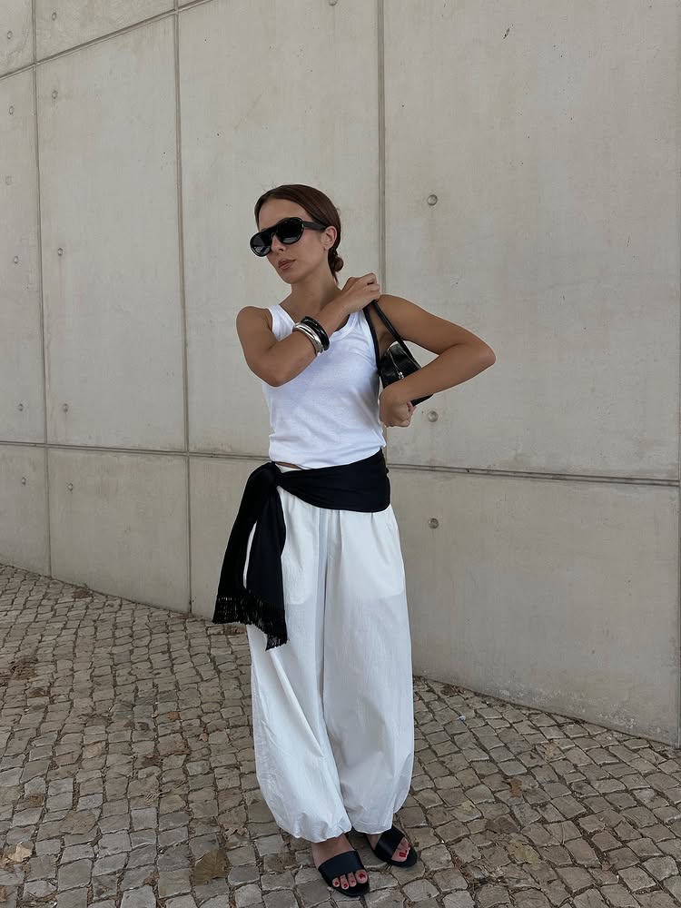 @deborabrosa wears a white outfit with black accessories and shoes