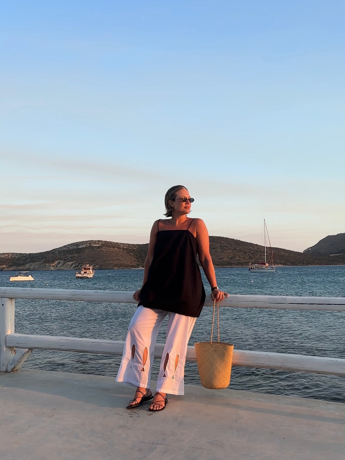 Alexis Foreman wears an all-black summer outfit.