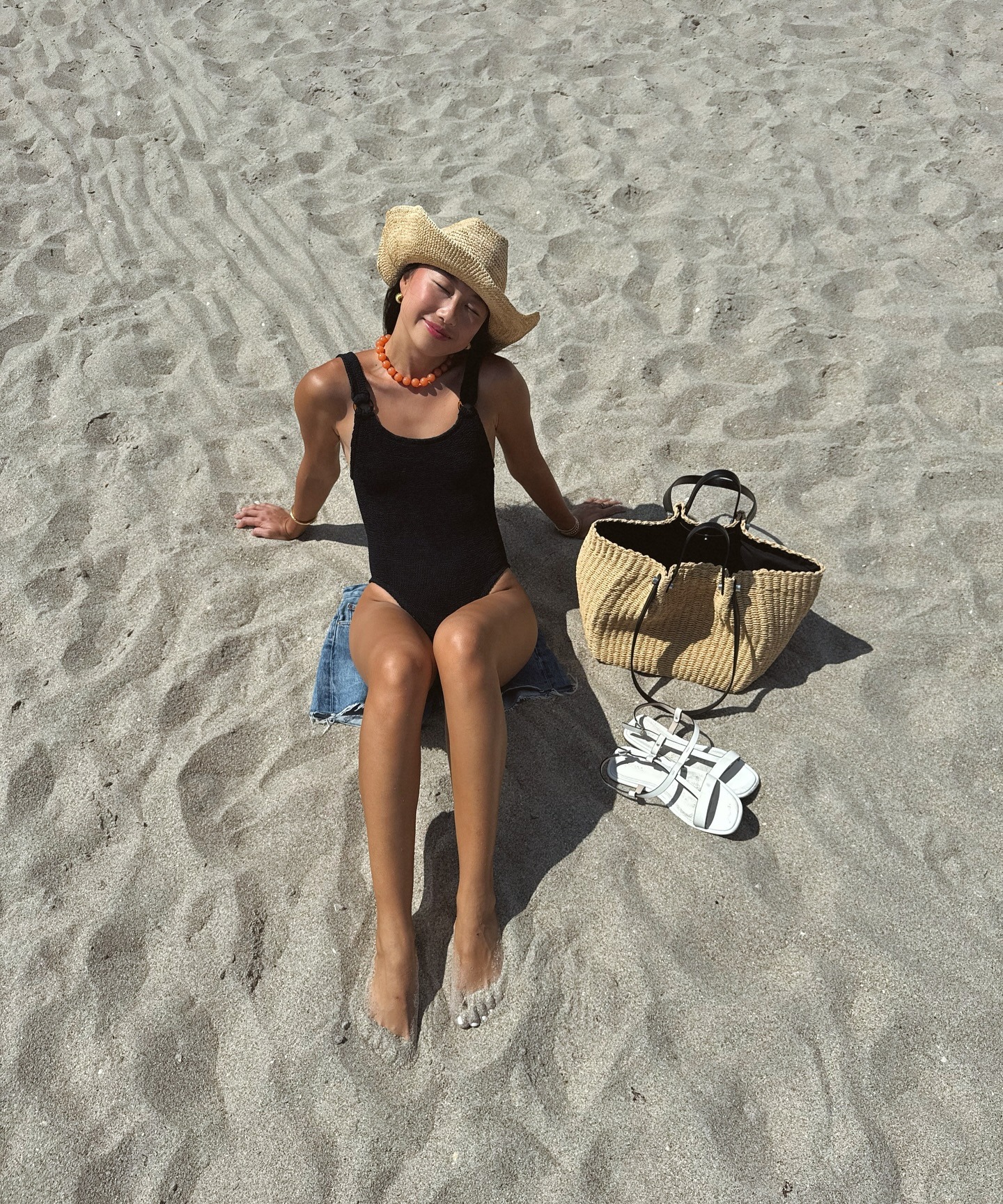 Judy Kam wears an all-black summer outfit.