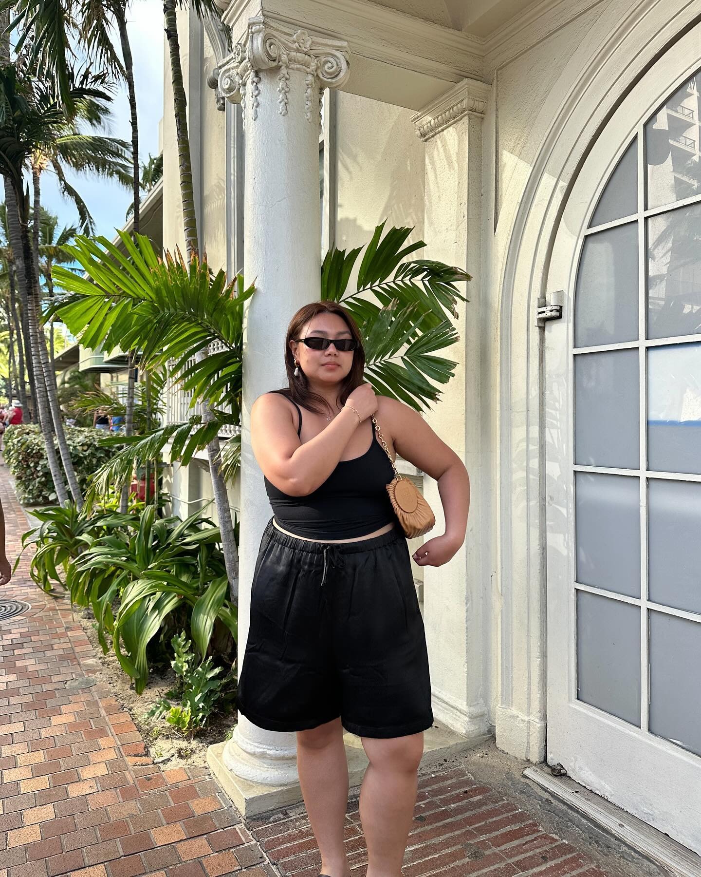 Marina Torres wears an all-black summer outfit.