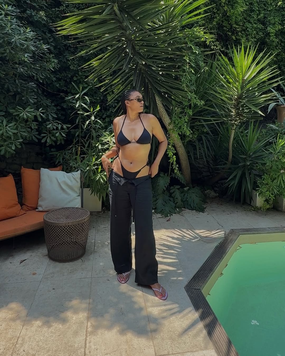 Léna Farouil wears an all-black summer outfit.