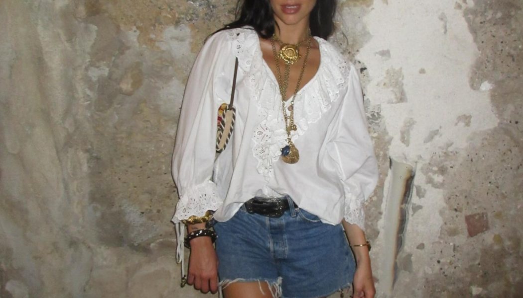 This Is the Pretty Shirt Trend Cool Fashion People Are Wearing With Denim Shorts in Italy