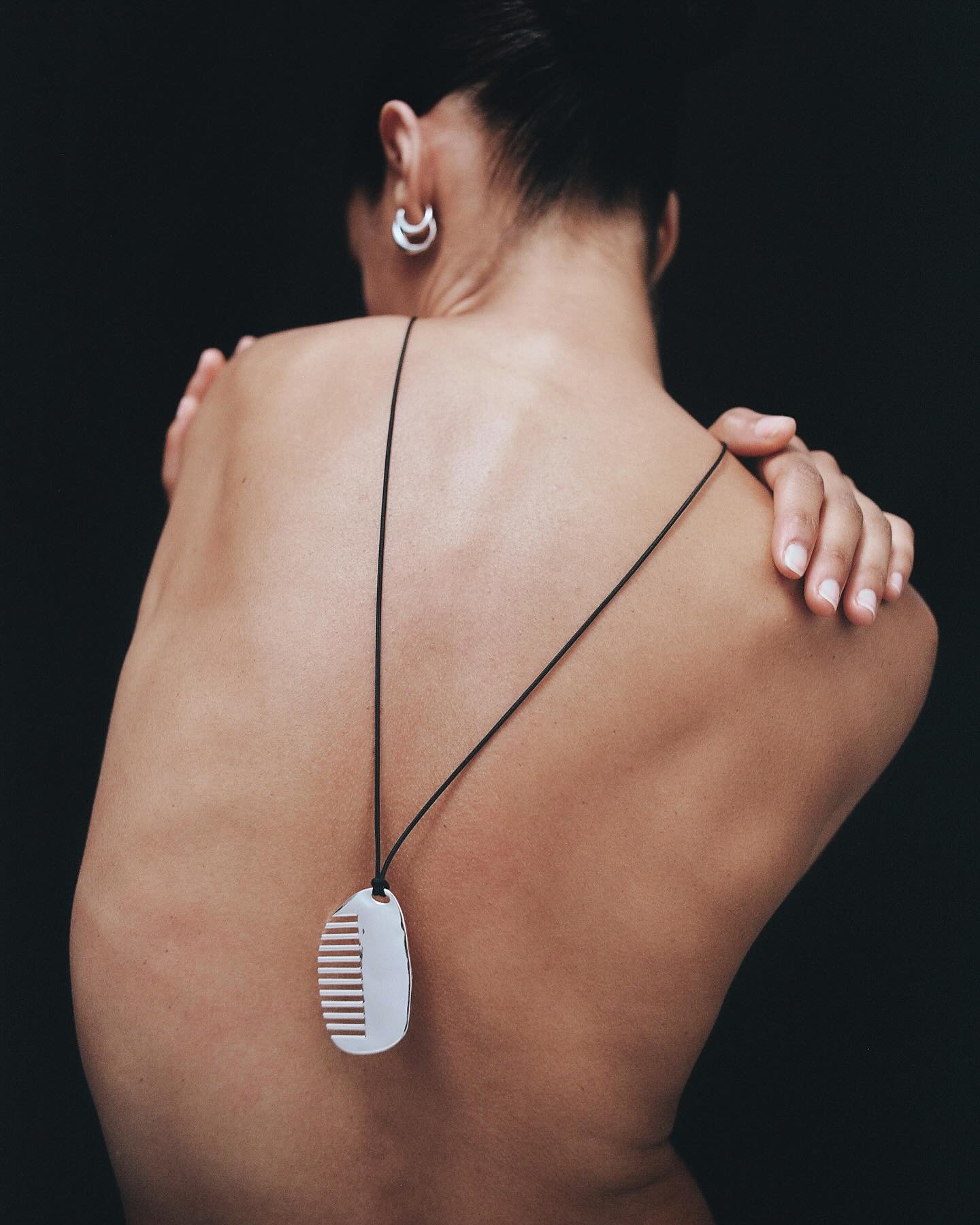 a Nina Gordon comb necklace on a model