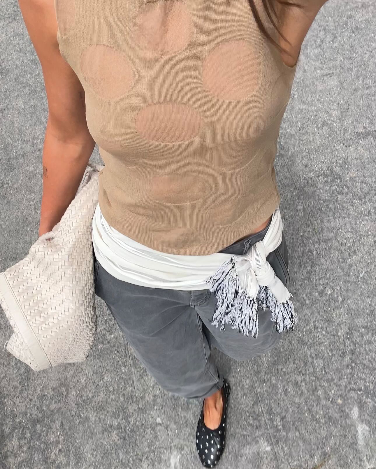 An image of @makenna_alyse wearing one of the key sleeveless top trends.