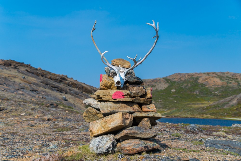 a cairn with antlers and a scull along the arctic circle trail