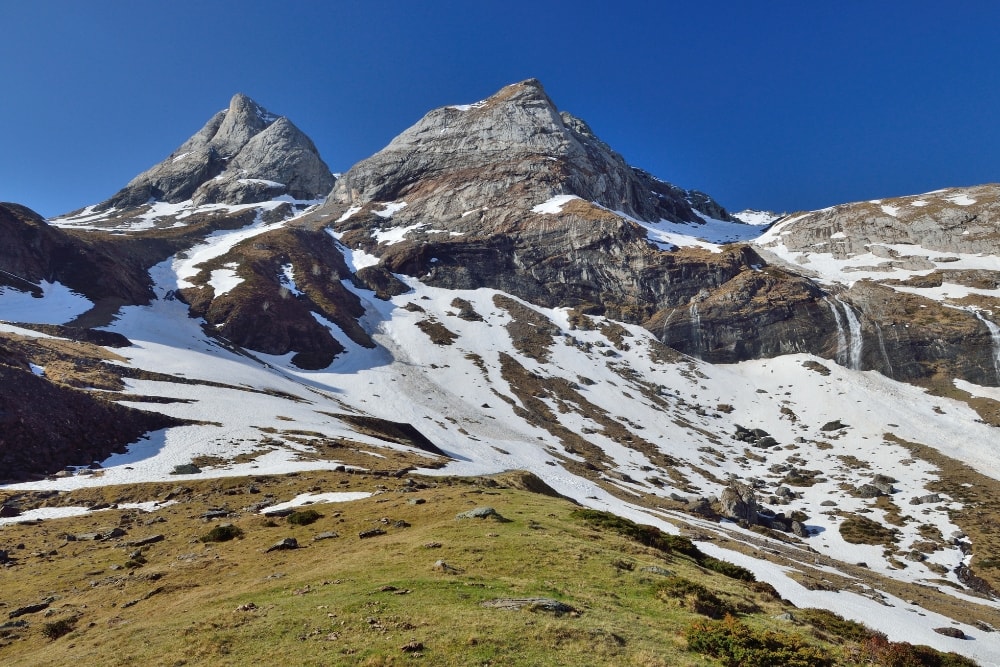 A mountain pass covered by a snowfield