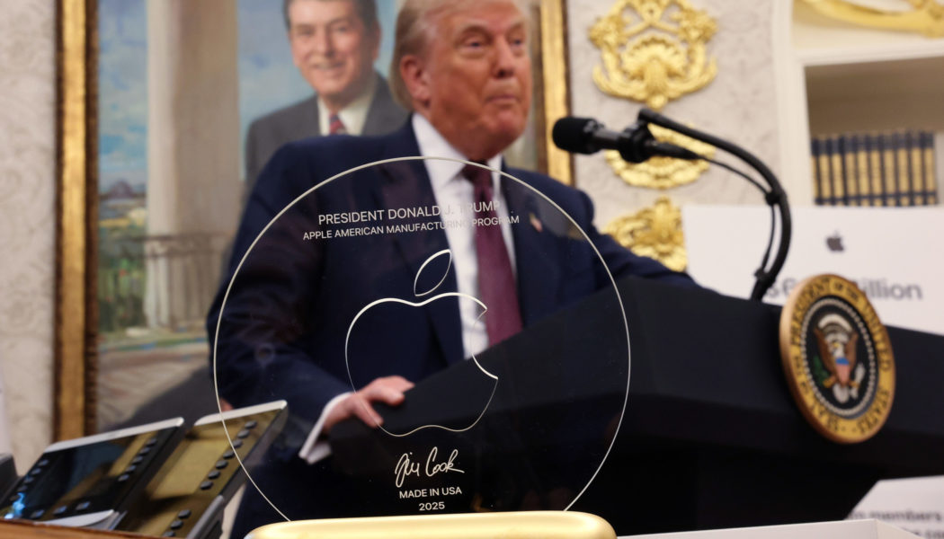 Apple made a 24k gold and glass statue for Donald Trump