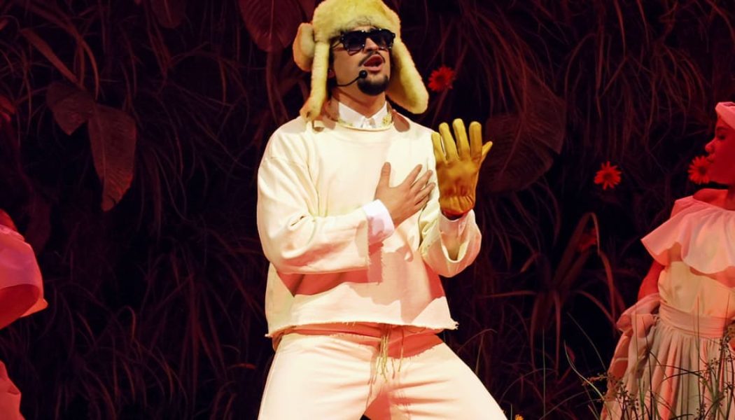 Bad Bunny Delivers Beachy New Visuals For "WELTiTA"