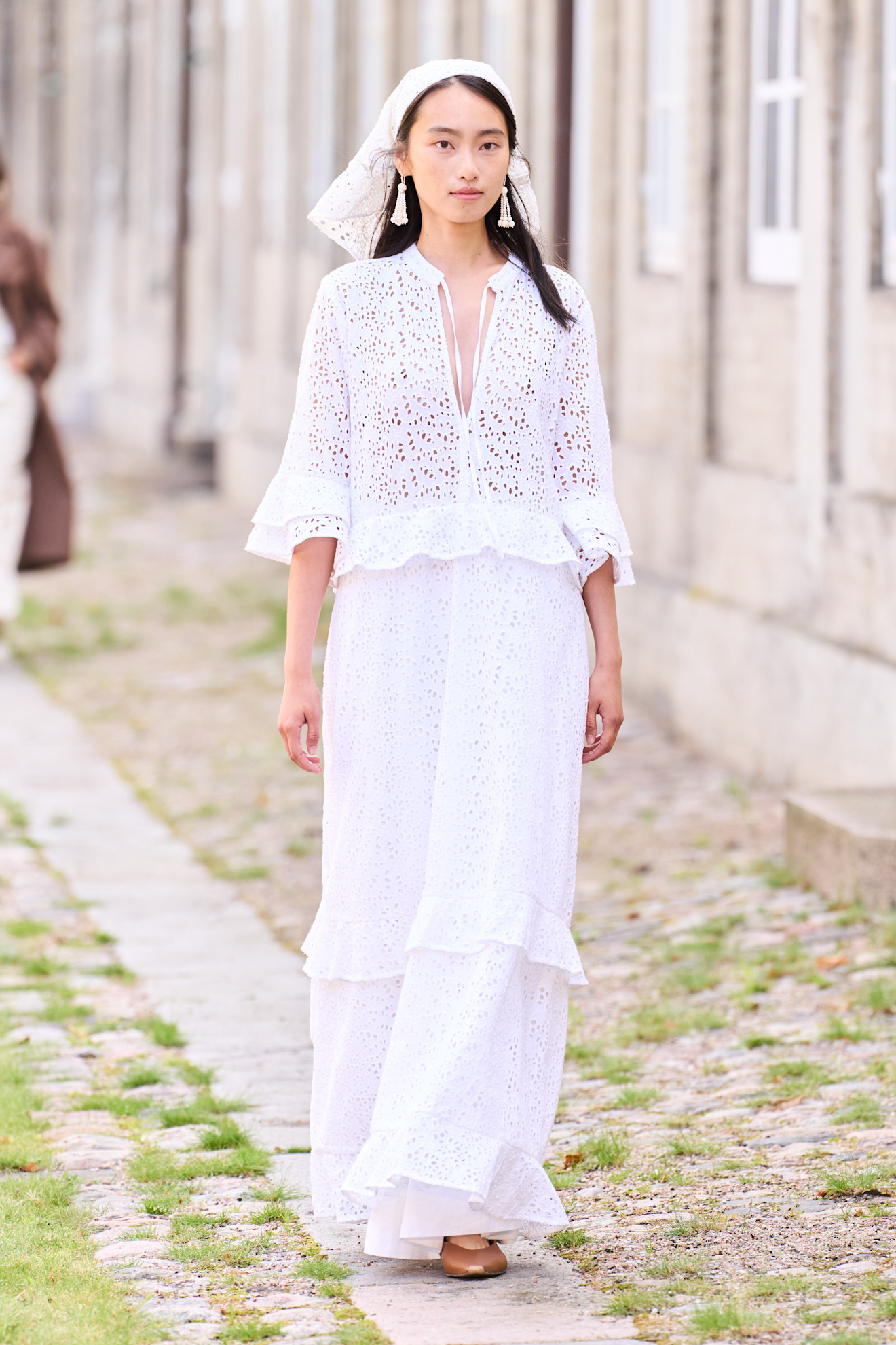Model wears a headscarf on the Skall Sudio spring summer 2026 runway