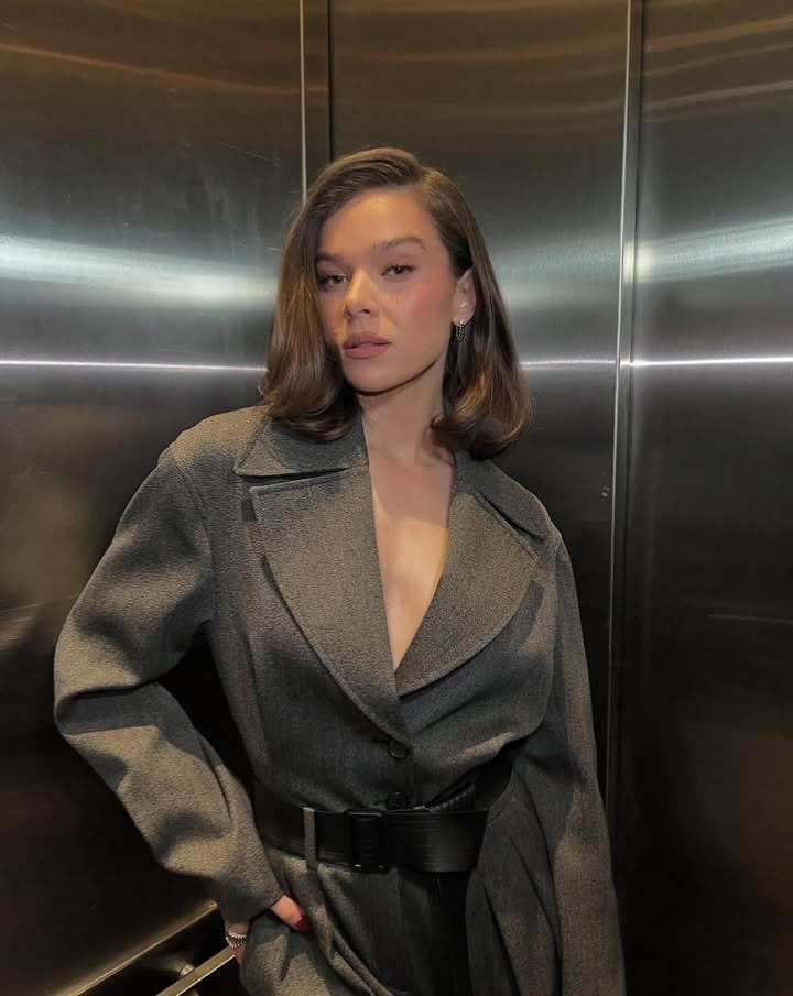 Photo of Hailee Steinfeld with glowy, elegant makeup