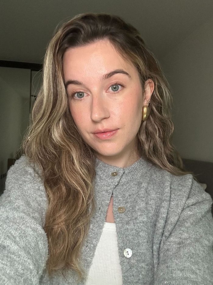 Junior beauty editor, Grace Lindsay, taking a selfie of her easy makeup routine