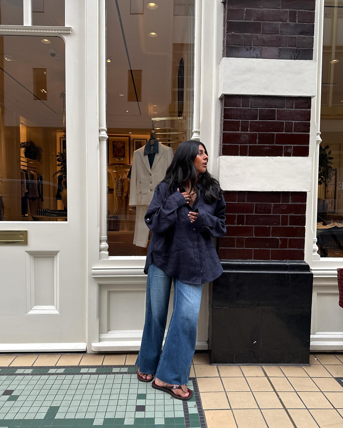 An image of @monikh wearing wide-leg jeans, one of the key autumn jeans trends of 2025.
