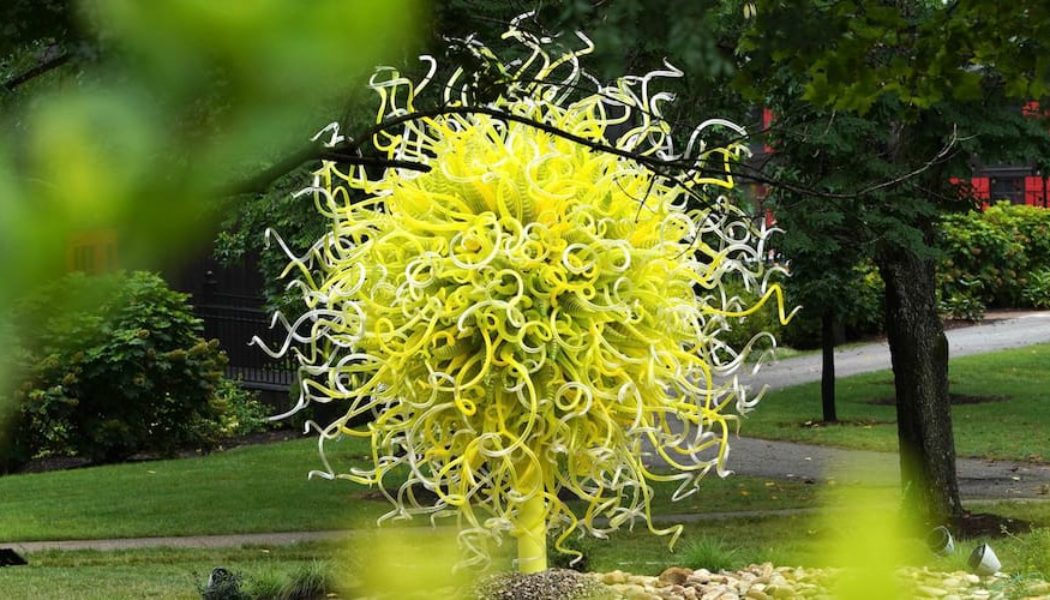 Maker's Mark Hosts Stunning Chihuly Exhibition of Towering Glass