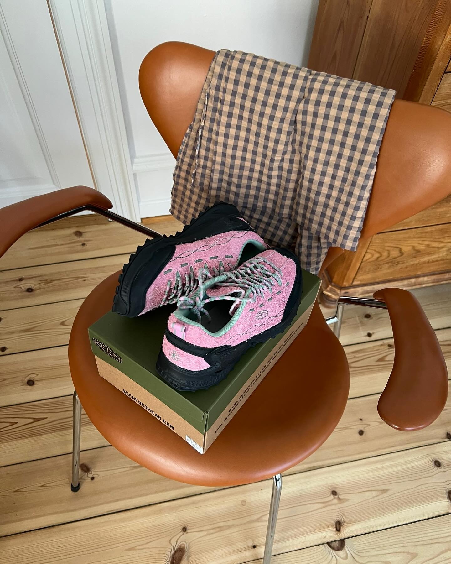 Image of pink Keen trainers on a shoe box.