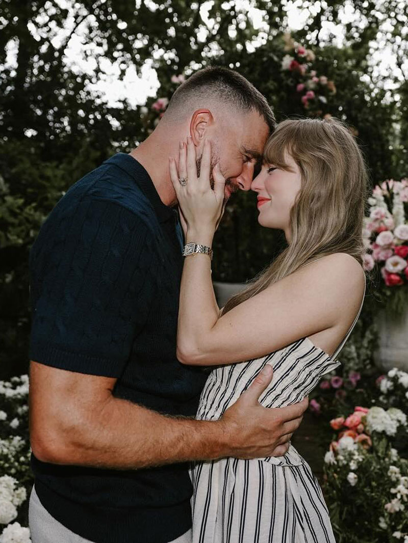 Taylor Swift wore a gold watch in her engagement announcement