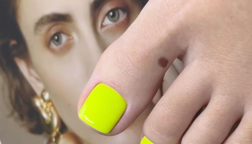 This Is How to Wear Neon Pedicures in an Undeniably Chic Way