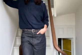 You Can Wear Jeans With Anything, But It’s Actually This “Boring” Item That Makes Them Look Elegant