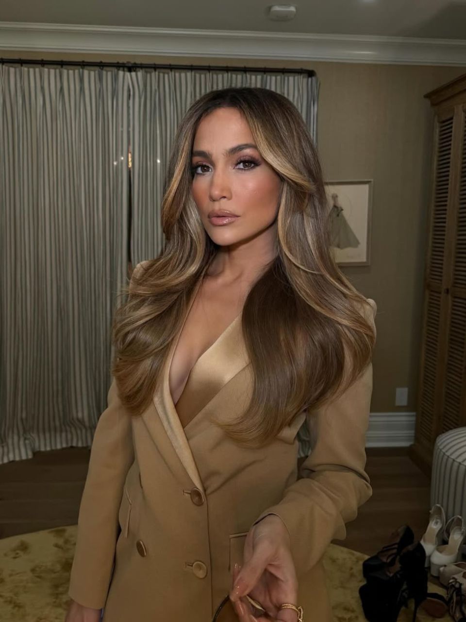 An image of @jlo, wearing autumnal &quot;mocha&quot;-inspired makeup