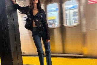 According to Alexa Chung, “Skinny Jeans Feel Right Again”—Her Flat Shoe Choice Makes Them Look Chic