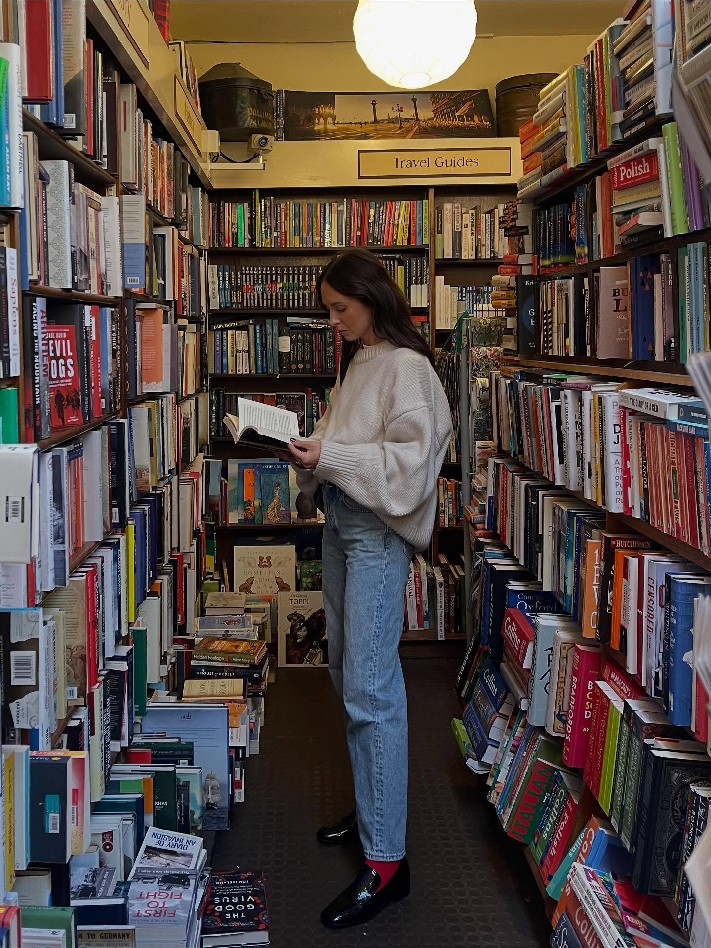 Fashion person Makenna Alyse wears a blue skinny jeans outfit