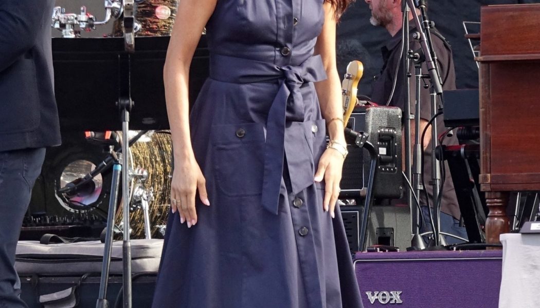 Breaking: Meghan Markle Just Endorsed Wearing Navy With This Uber Rich Shoe Color (It's Not Black or White)