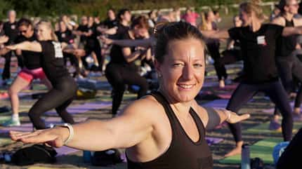 Frau die Fitness macht vor anderen Frauen Frau die Fitness macht vor anderen Frauen