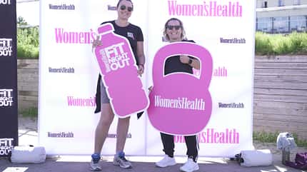 2 Frauen auf einer Bühne mit Fitness-Tools in der Hand 2 Frauen auf einer Bühne mit Fitness-Tools in der Hand