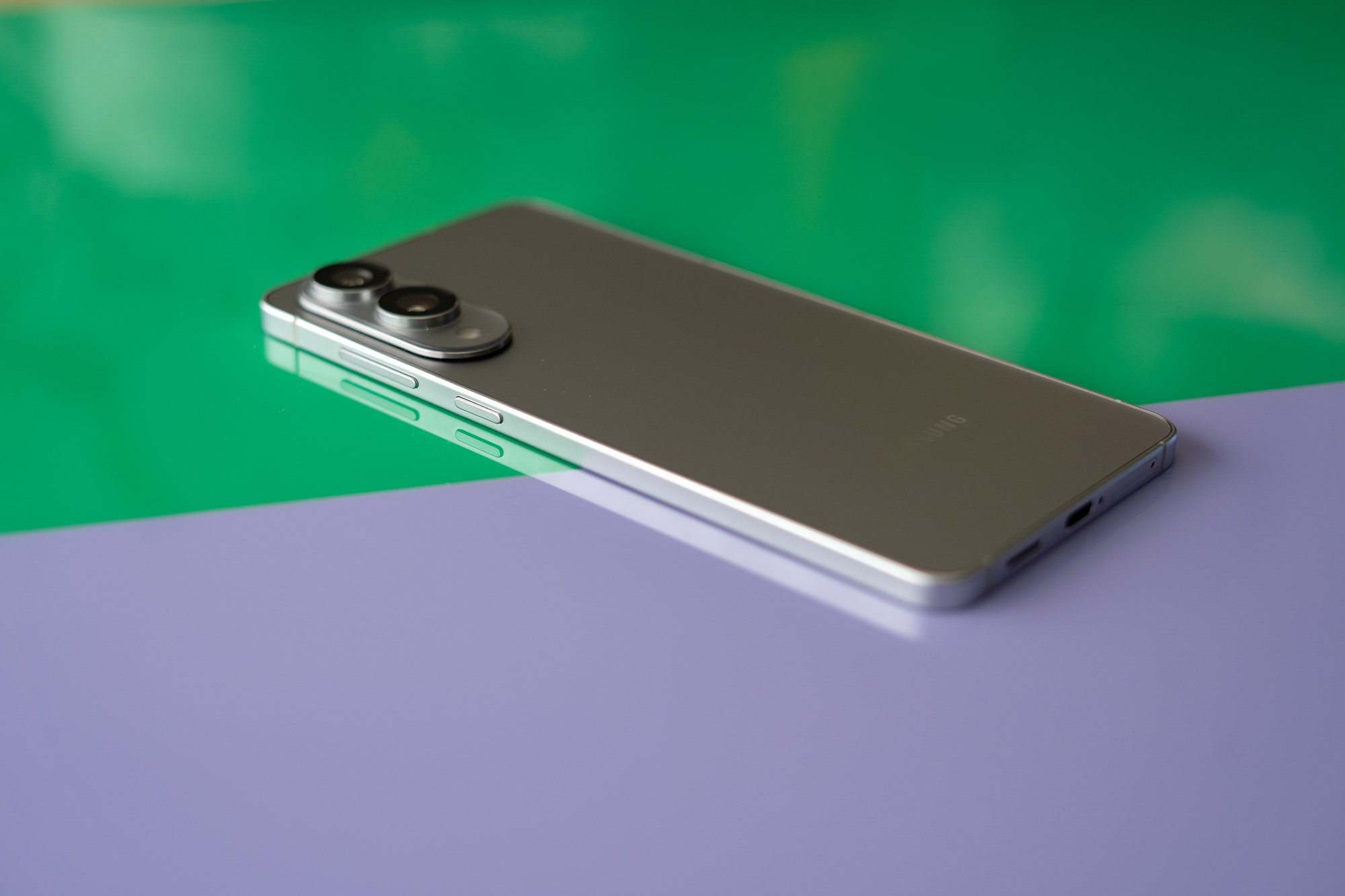 Samsung Galaxy S25 Edge on a colorful background