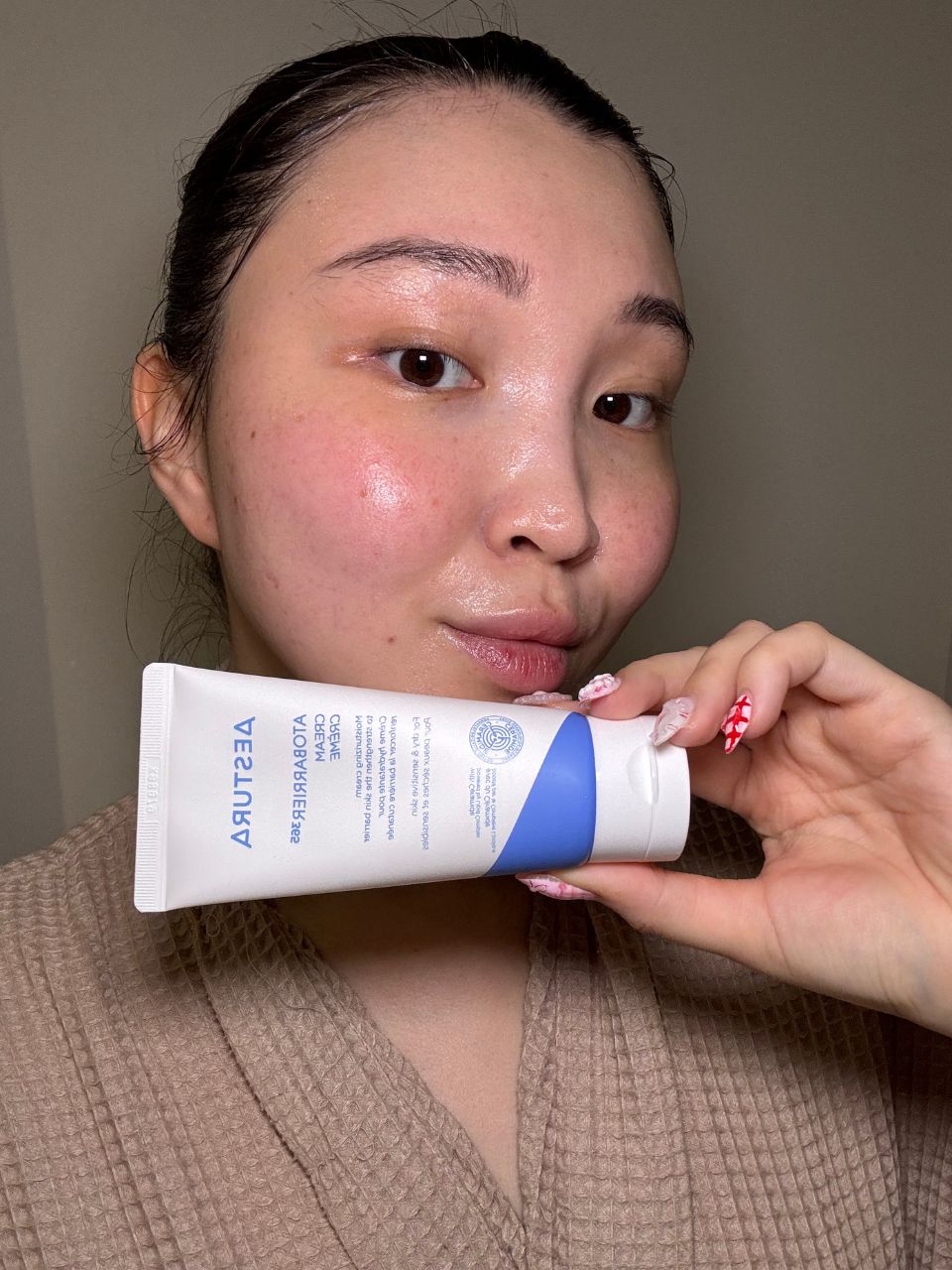 Denise Primbet testing the Atobarrier365 Cream