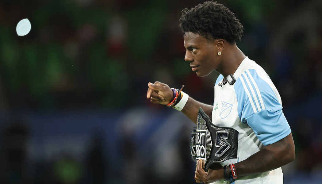 Meek Mill Welcomes IShowSpeed To His Dreamchasers Fam With An Iced Out Piece