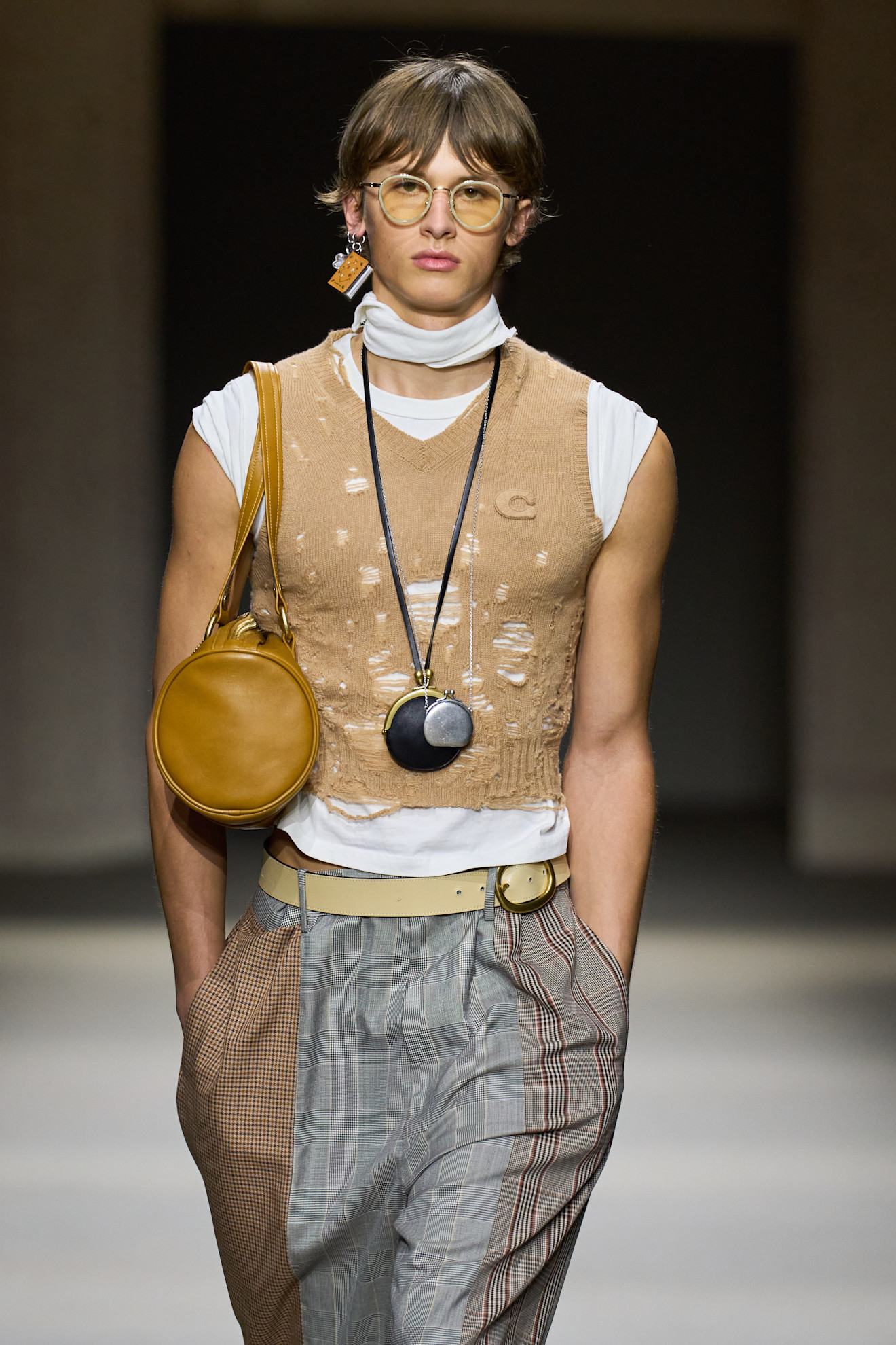 A model wearing a pendant necklace