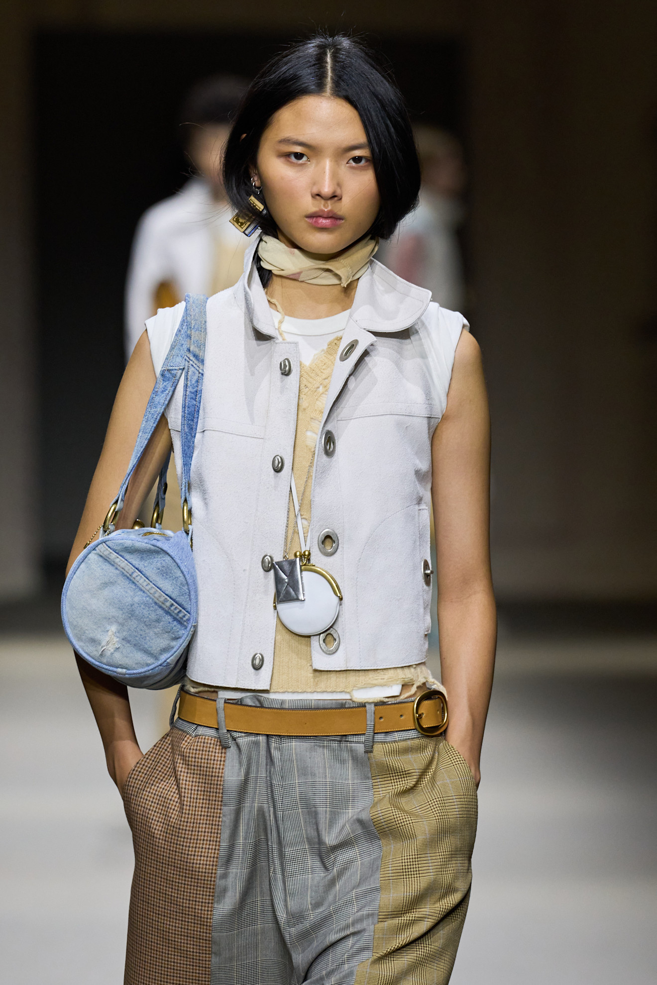 A model wearing a pendant necklace