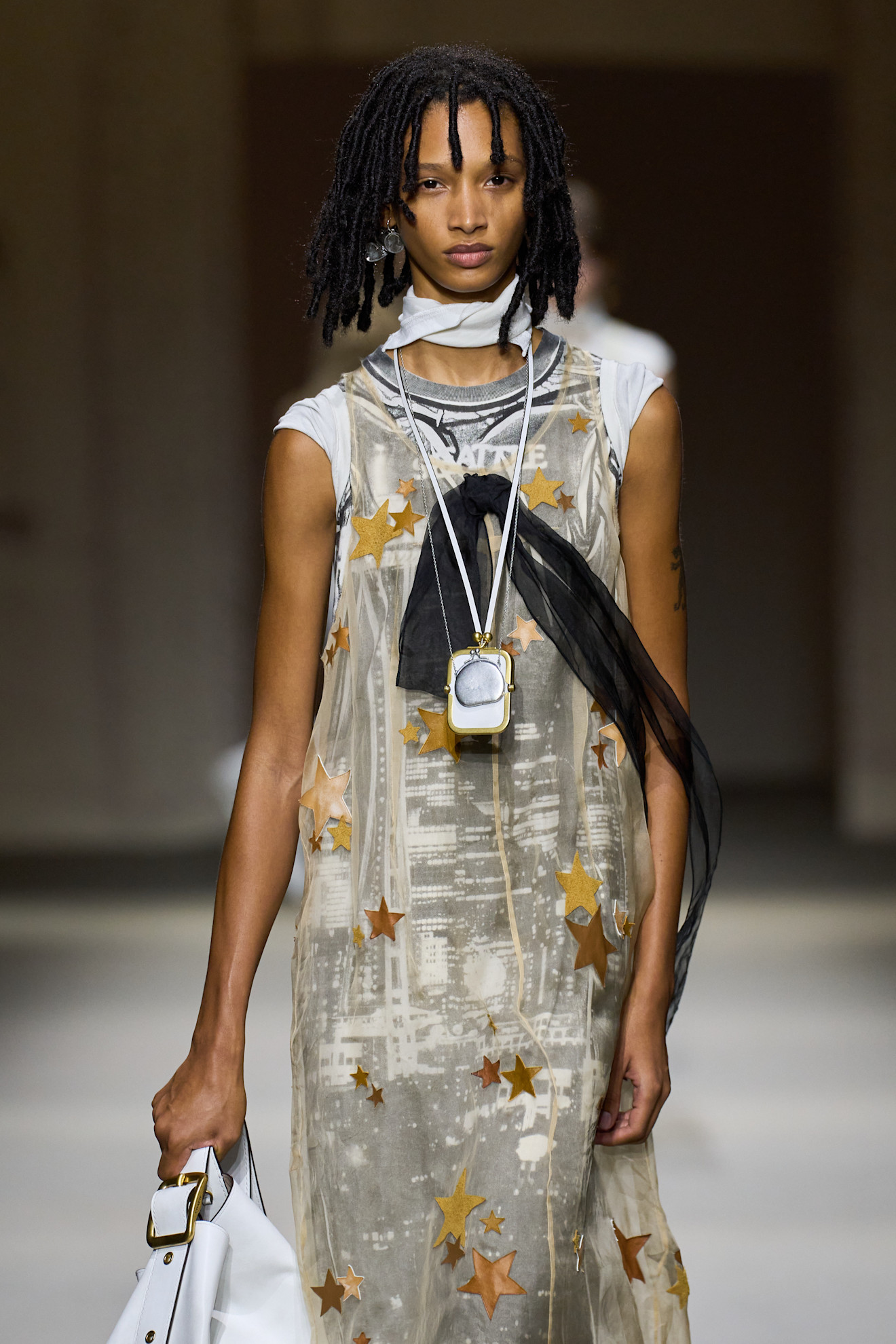 A model wearing a pendant necklace