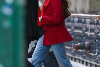 Anne Hathaway's Uncommon Shoe Color Gives Basic Jeans Main-Character Energy
