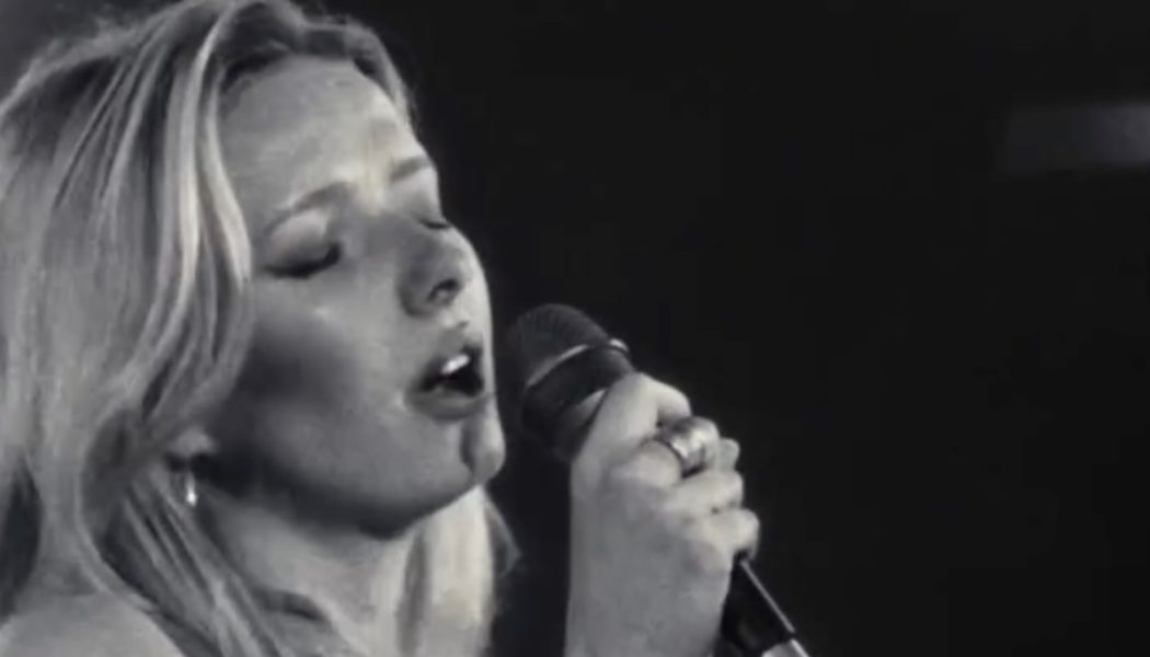 Chris Martin and Gwyneth Paltrow's Daughter Gives Surprise Performance in Nashville with Band Jade Street