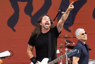 Foo Fighters Play Album Version of "Breakout" for First Time Since 2002