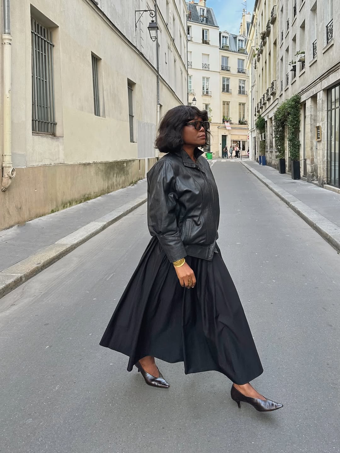 Influencer @frannfyne wearing black kitten heel pumps