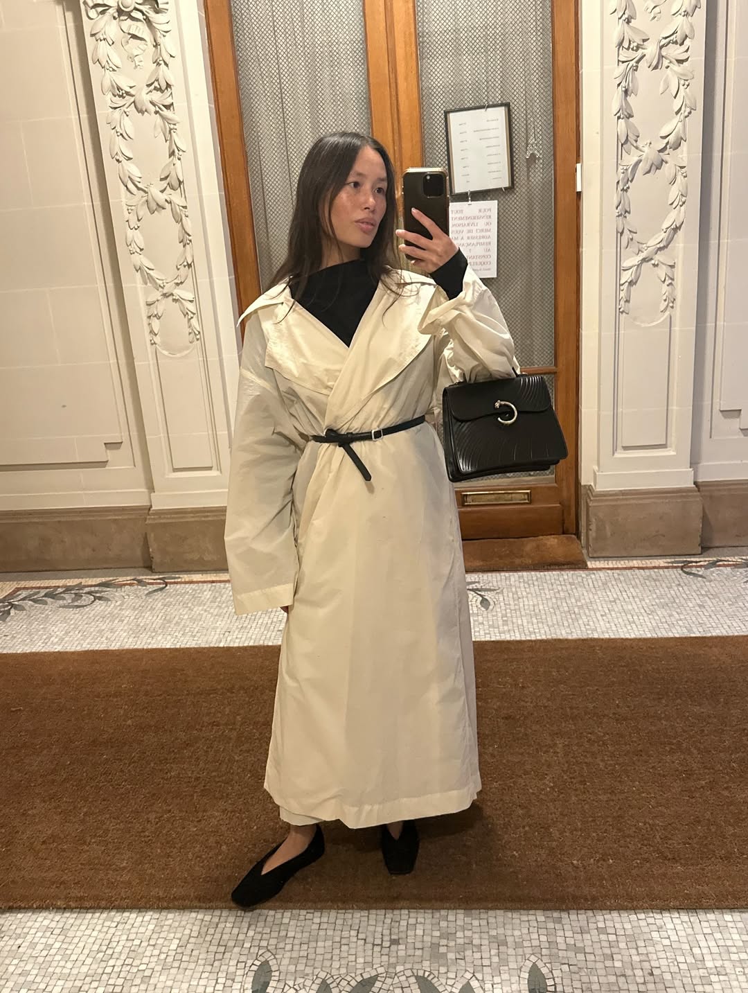 Influencer @vikilefevre wearing whole-foot flats