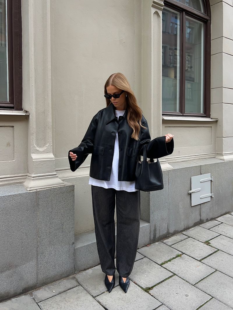 Influencer Hanna Johansson wearing a leather jacket and black jeans