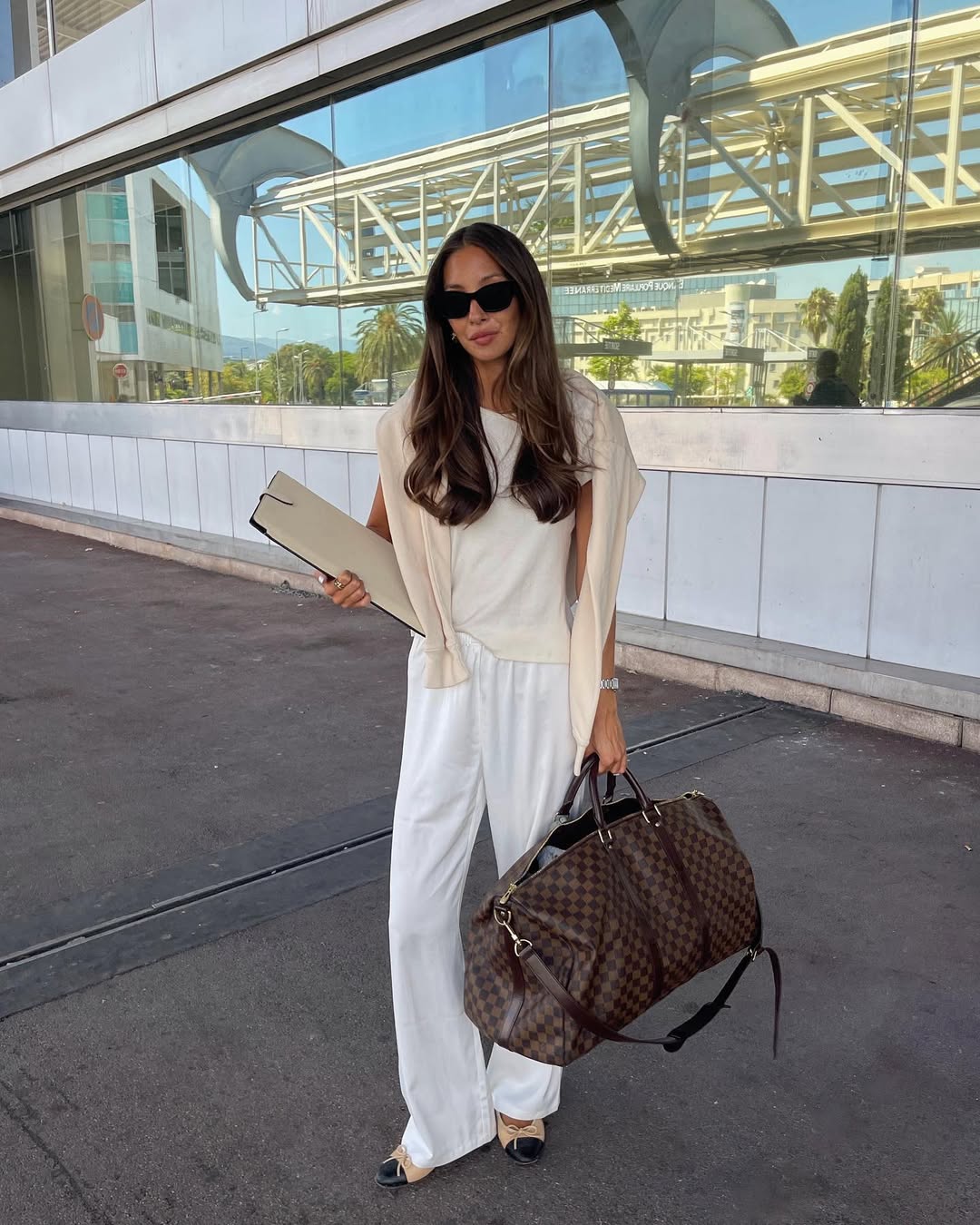 Influencer Felicia Akerstrom wearing a weekend bag.
