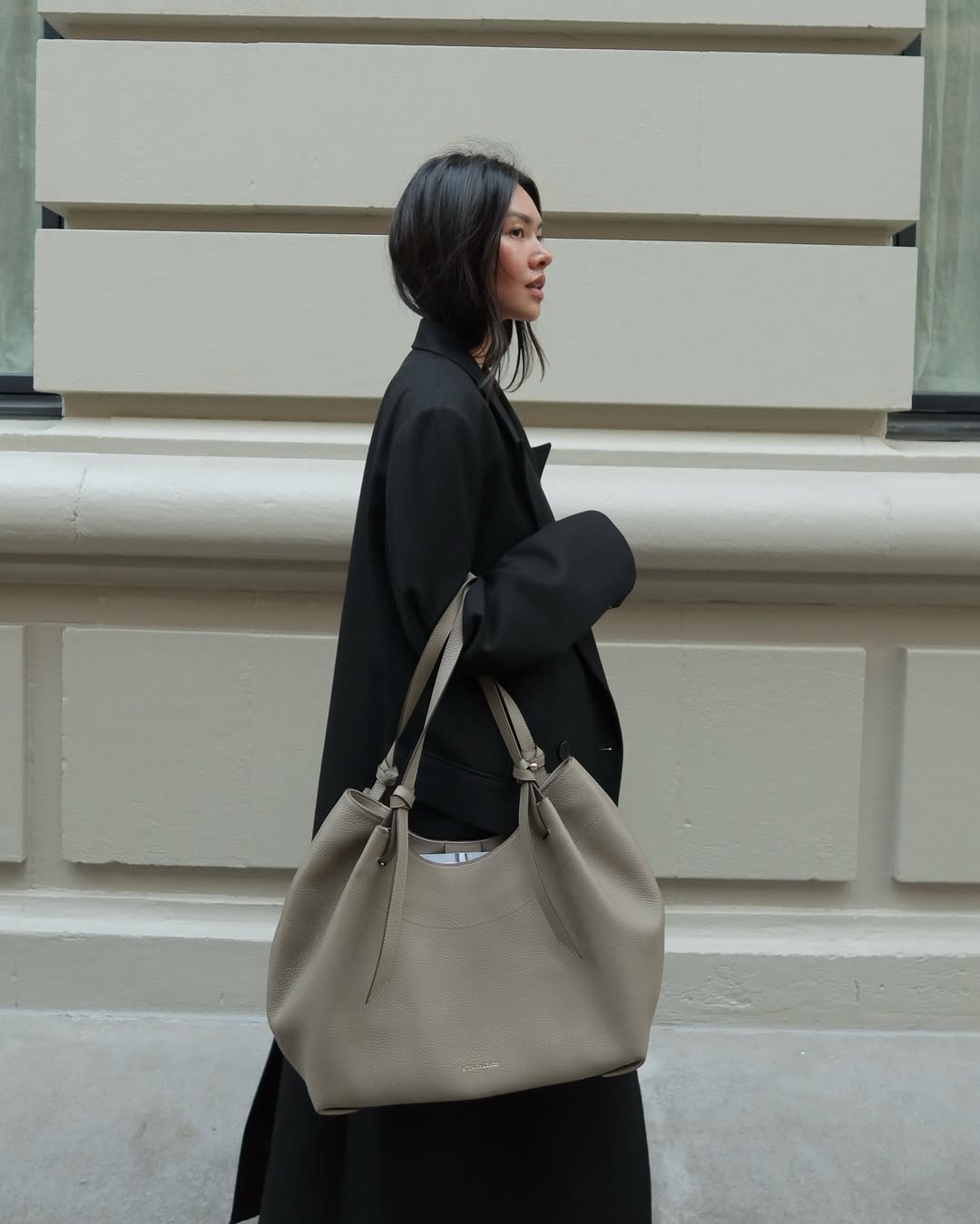 Influencer Mimi Nguyen wearing an oversized tote bag
