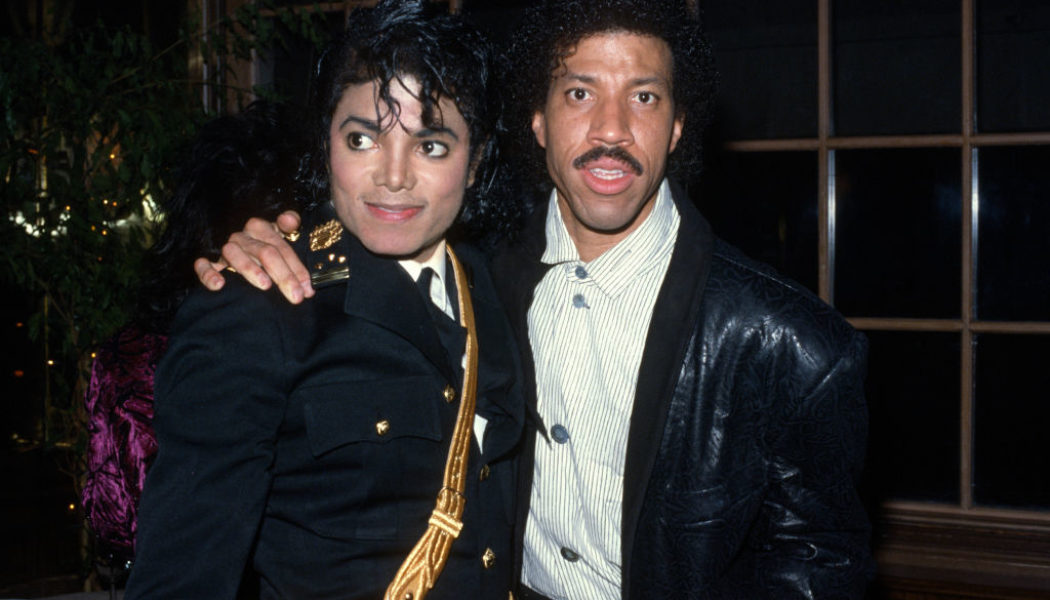 Lionel Richie Debunks "Smelly" Michael Jackson Rumor