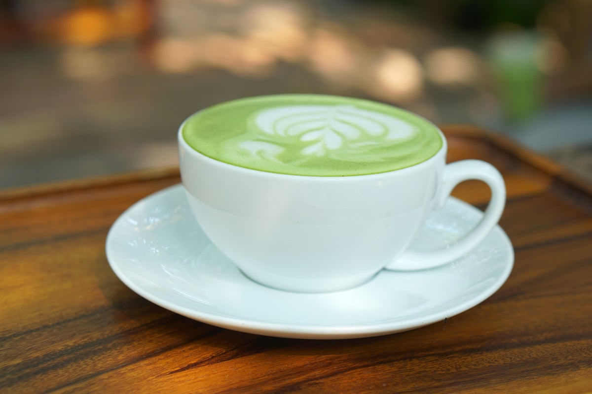 Matcha wird traditionellerweise mit Wasser getrunken, trendy ist aber vor allem das Mischgetränk Matcha Latte.