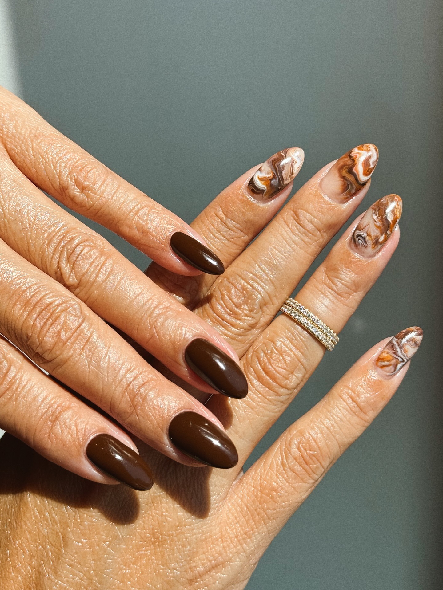 A marble brown manicure