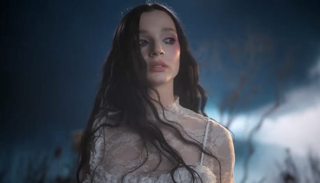 Poppy Unveils New Original Solo Song "Unravel"